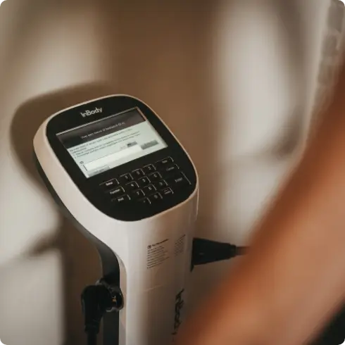 Een close-up van de geavanceerde InBody-lichaamssamenstellingsanalysator, met een strak digitaal scherm en een tactiel toetsenbord. Op deze foto, waarop gedeeltelijk een clublid te zien is, komt de toewijding aan baanbrekende, gepersonaliseerde gezondheidsinzichten bij COMMIT Health Club Utrecht goed naar voren – een hoogwaardige en gastvrije sportclub in Utrecht.