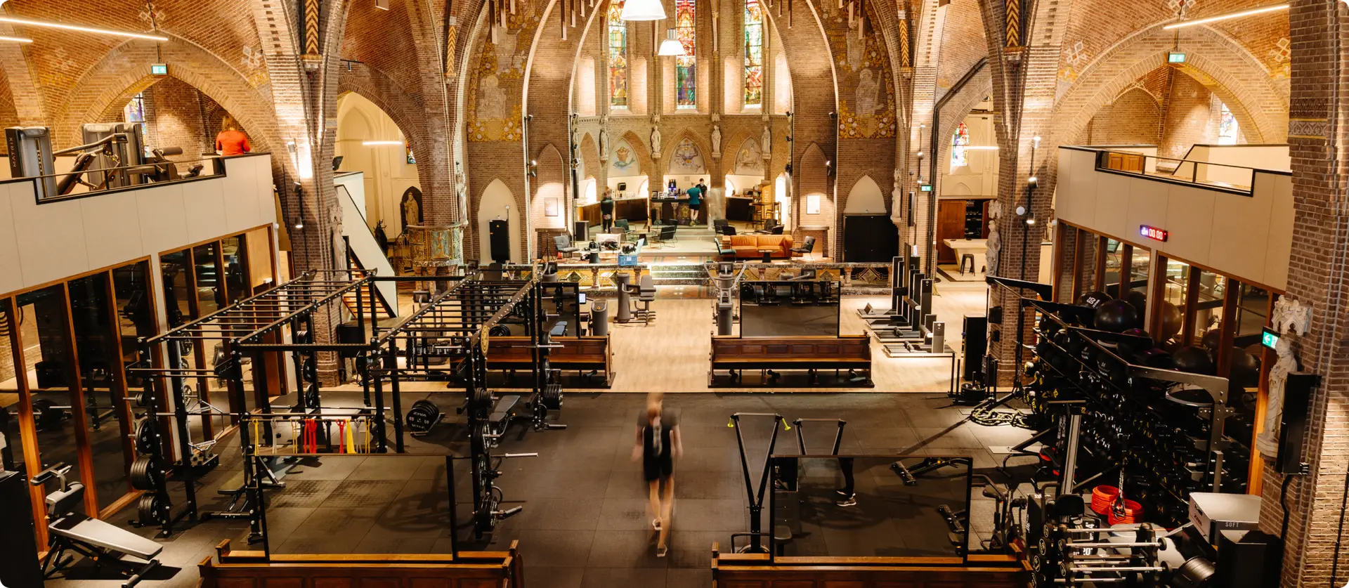 Beleef een eersteklas trainingservaring bij COMMIT Rivierenwijk, waar de allernieuwste fitnessapparatuur samengaat met de inspirerende architectuur van een prachtig gerenoveerde kerk. Hoge gewelfde plafonds, kleurrijke glas-in-loodramen en originele bakstenen muren zorgen voor een uitnodigende en persoonlijke sfeer, waardoor dit een van de meest karakteristieke en gewilde sportschoollocaties in Utrecht is.