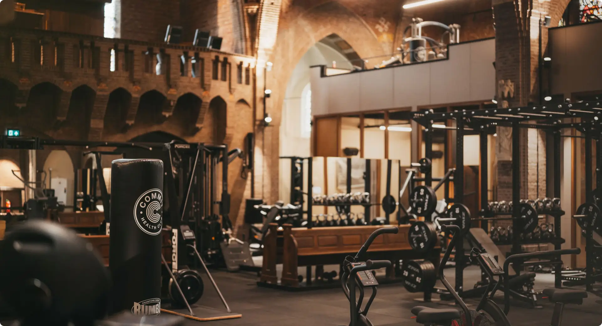 Ervaar fitness van topkwaliteit in de Rivierenwijk, in een zorgvuldig gerenoveerde kerk waar bakstenen bogen, glas-in-loodramen en hoge plafonds een inspirerende sfeer creëren. Train op de allernieuwste apparatuur, van losse gewichten tot een professionele bokszak, allemaal ontworpen voor jouw persoonlijke welzijnstraject in een gastvrije en ondersteunende omgeving.